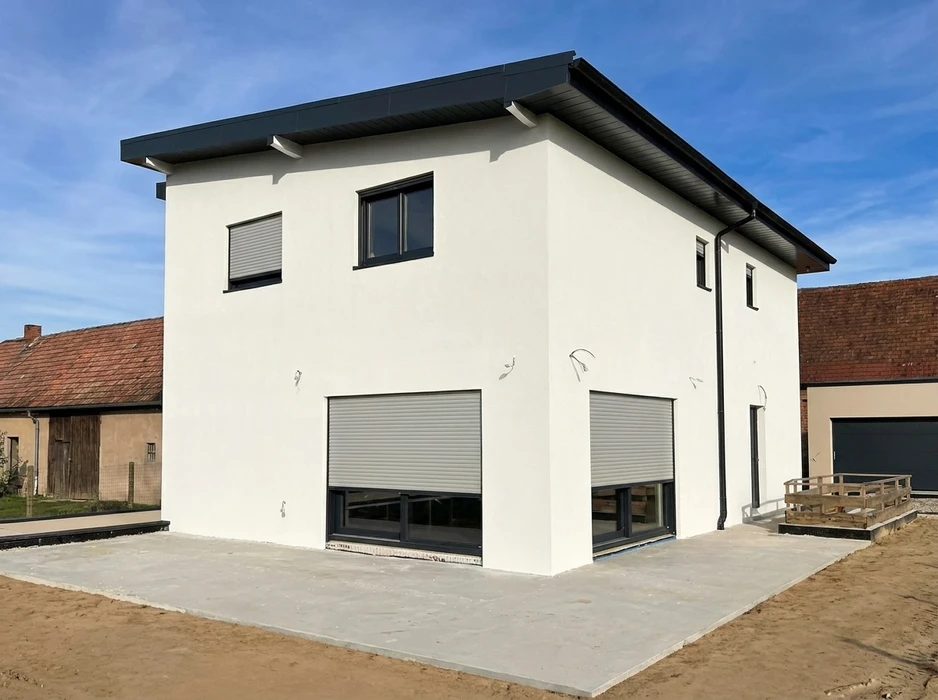 Façade moderne d'habitation avec entrée principale et garage intégré